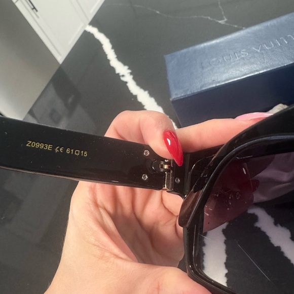 Louis Vuitton sunglasses - Picture 4 of 5
